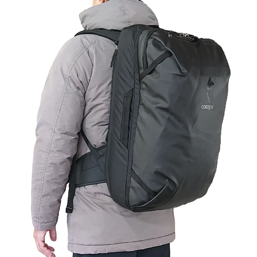 Cotopaxi Allpa35を背負った男性左斜め後ろから