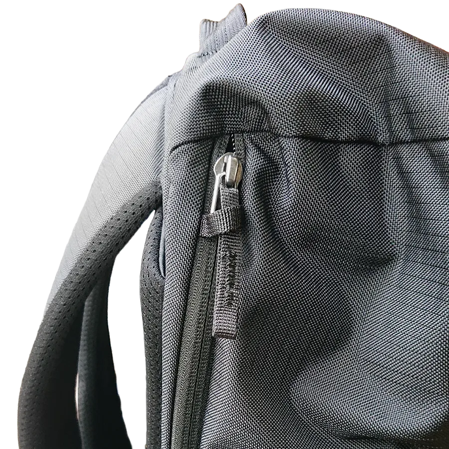 Cotopaxi Allpa35のラップトップコンパートメントのジッパー