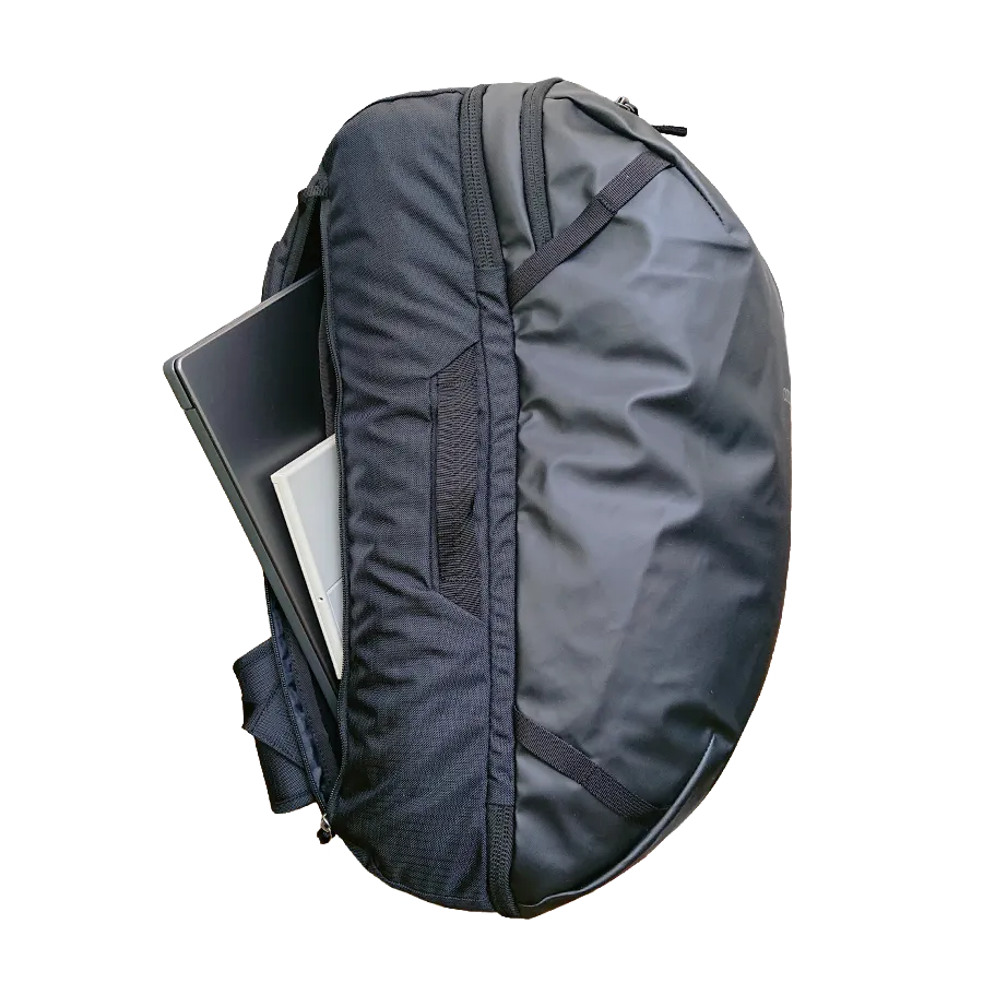 Cotopaxi Allpa35のラップトップコンパートメントに15.4インチのノートパソコンが入っている