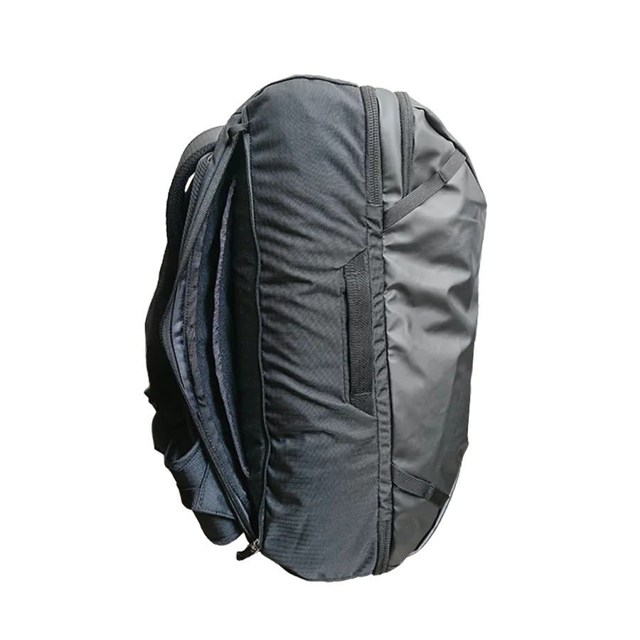 Cotopaxi Allpa35の二層構造のラップトップコンパートメント