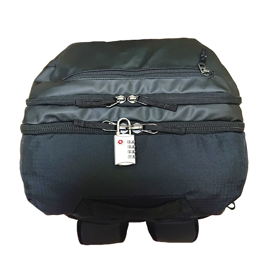 Cotopaxi Allpa35のロッカブルジッパーを南京錠で施錠