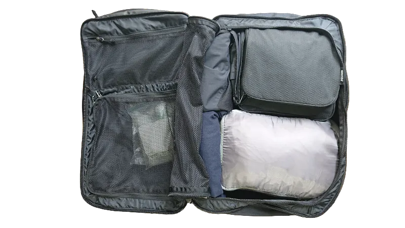 Cotopaxi Allpa35に約1か月分の旅行の荷物を詰めた図