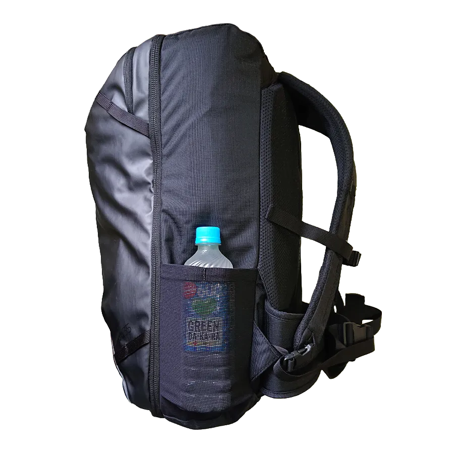 Cotopaxi Allpa35のサイドポケットに500mlのペットボトルが入っている