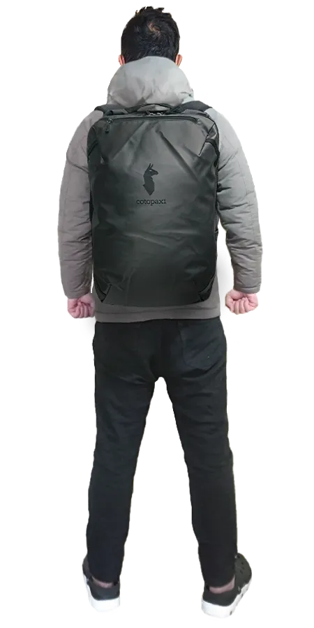 Cotopaxi Allpa35を背負った男性後方からの全身