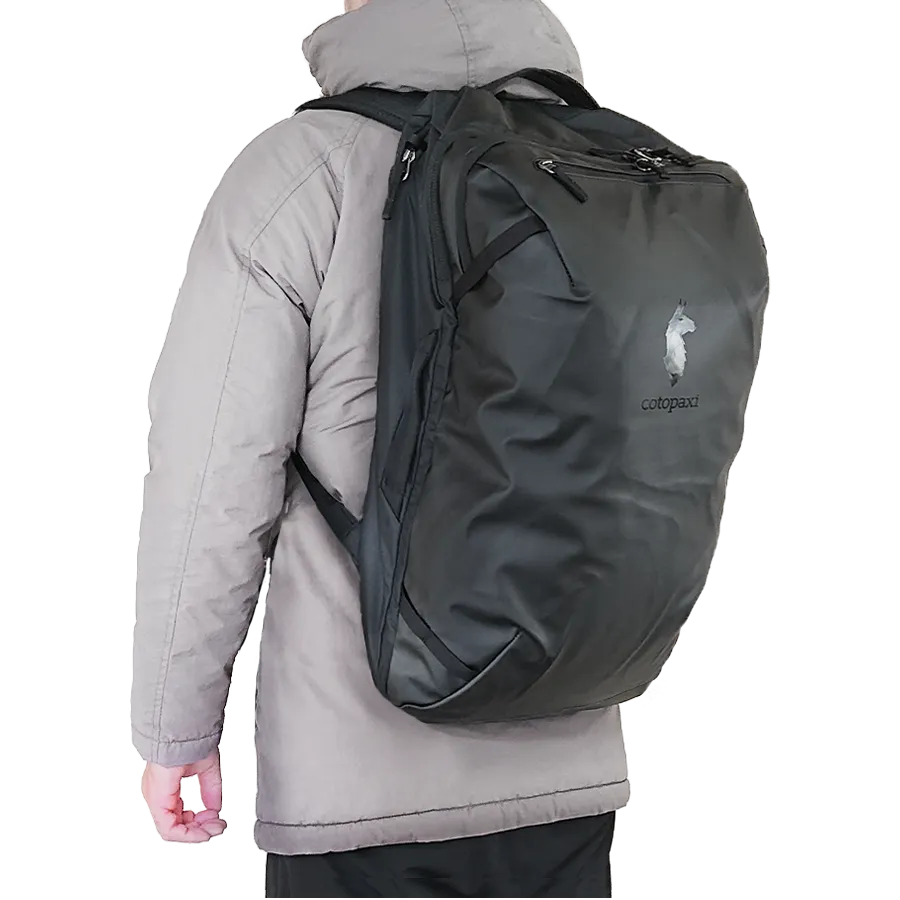 ウエストベルトを収納したCotopaxi Allpa35を背負った男性