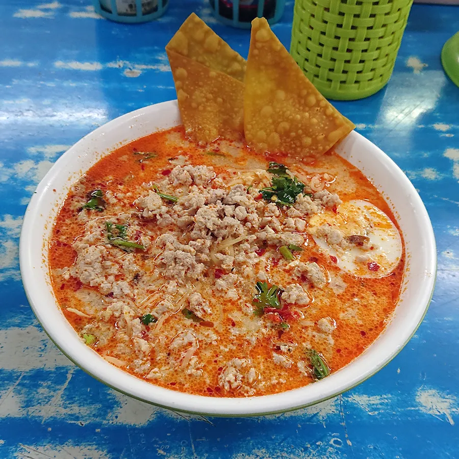 Mahasamutの豚ひき肉トムヤムラーメン