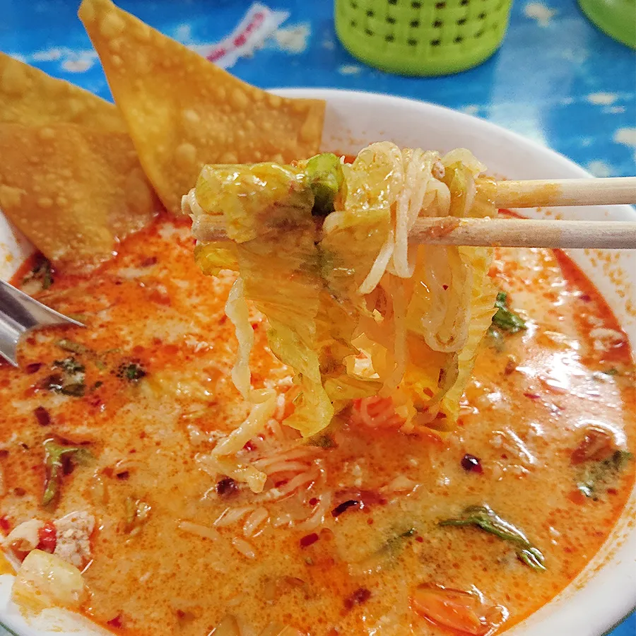 Mahasamutのトムヤムラーメンのレタス