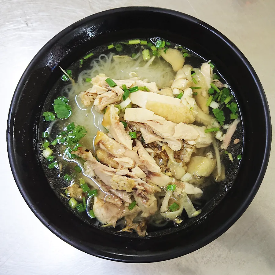 Soiブッカオ名無し食堂の鶏肉中細米麺