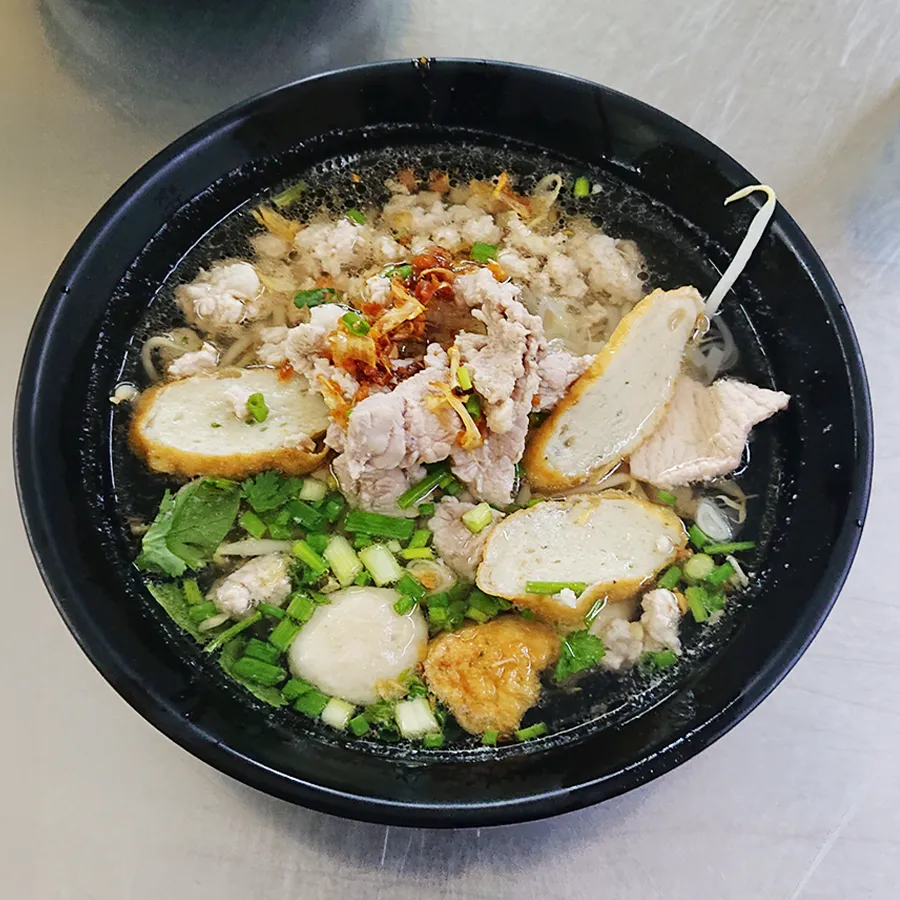 Soiブッカオ名無し食堂の豚肉中細米麺
